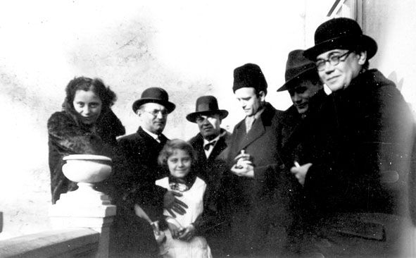 Pável Ágoston írók társaságában